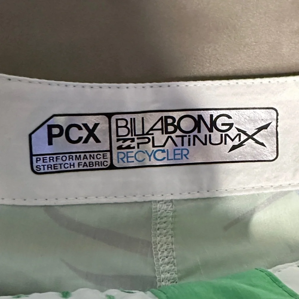 Billabong Green Board Shorts‎ with Blue Floral and Toucan Design size 27